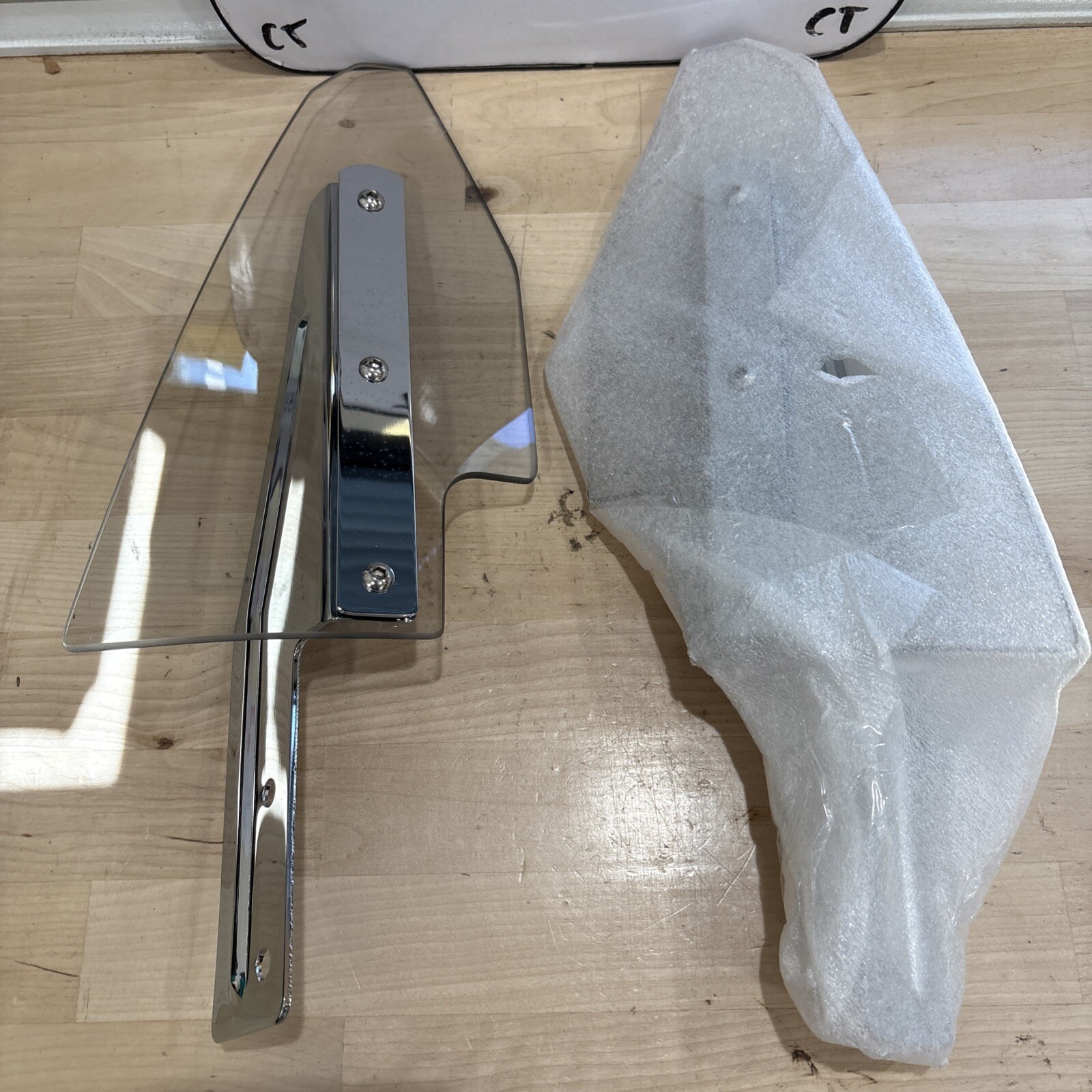 2005-2010 Suzuki VL 1500 C90 OEM Windshield Kit 99950-72010 (001) (Kit-SZ5) - Image 4