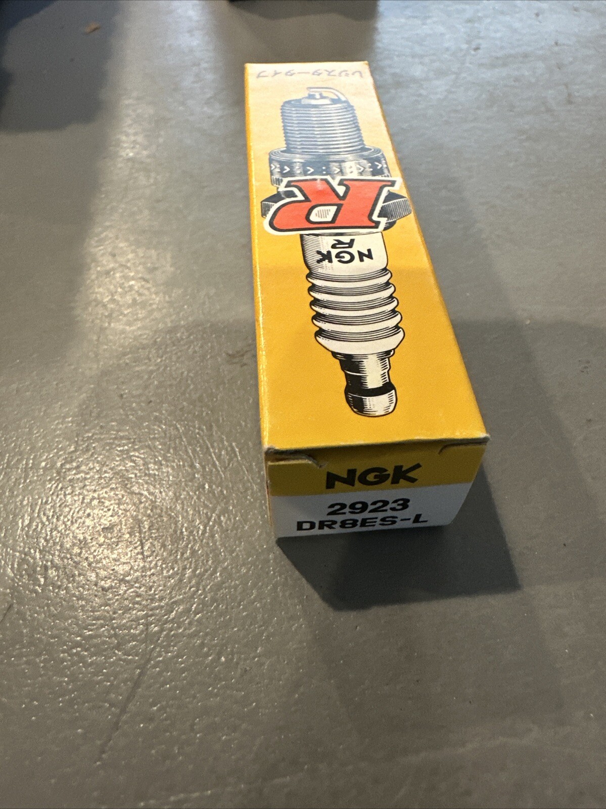 NGK - Standard Spark Plug DR8ES-L 2923