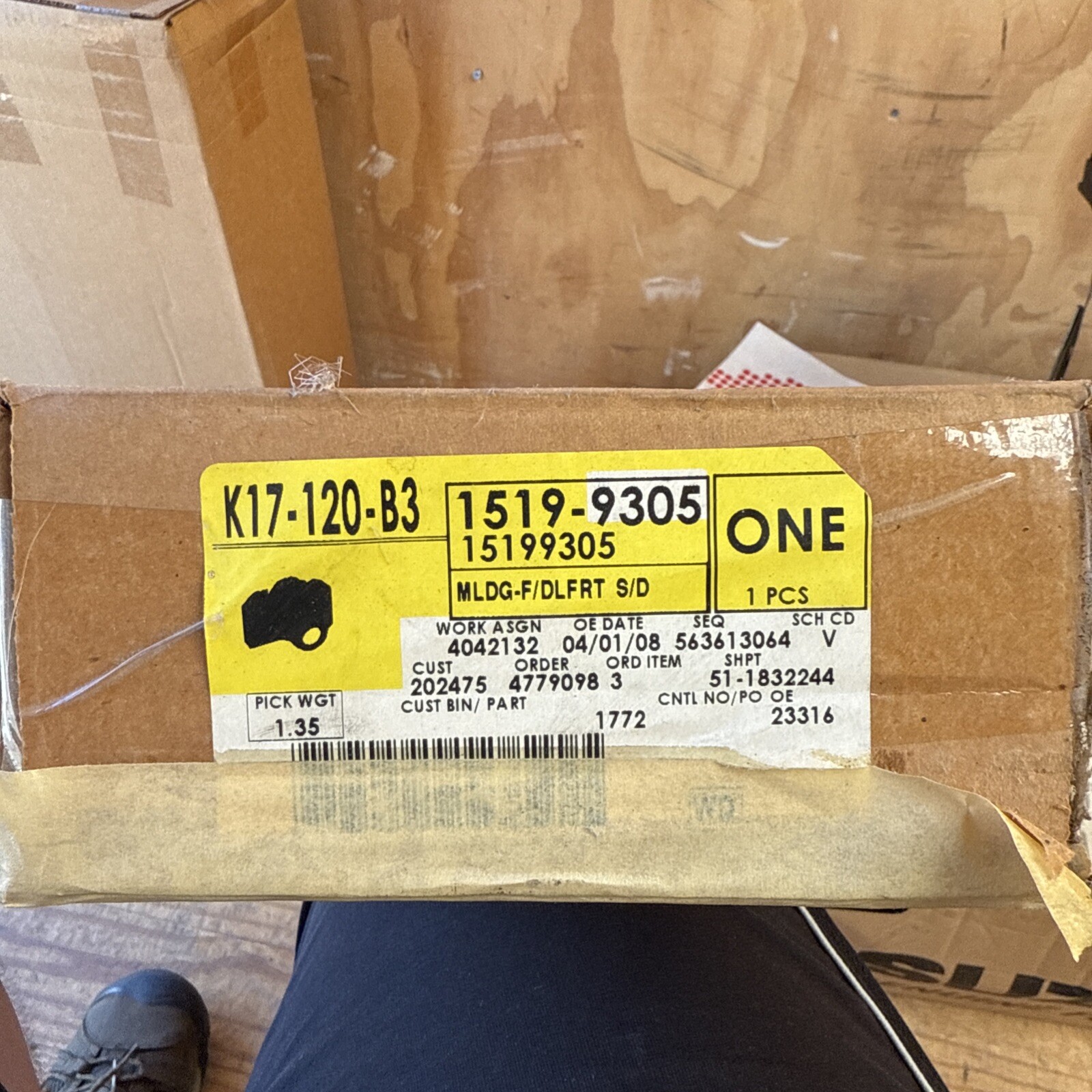 OEM # 15199305 General Motors GMC Door Molding RH BLACK / CHROME NOS