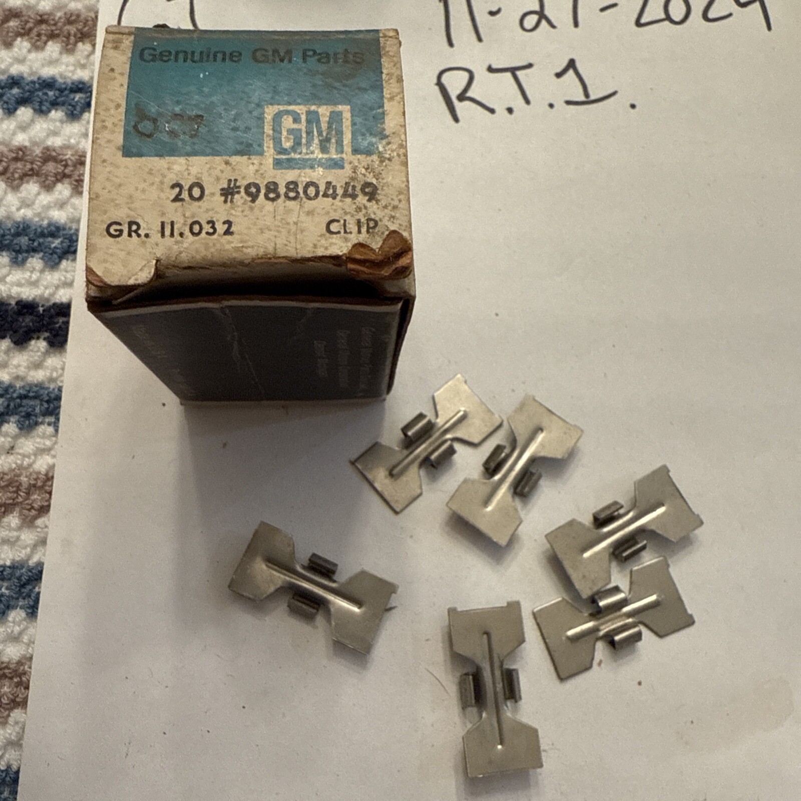 NOS 73-79 Chevy Buick Oldsmobile Pontiac quarter window molding (6) clip 9880449 - Image 4