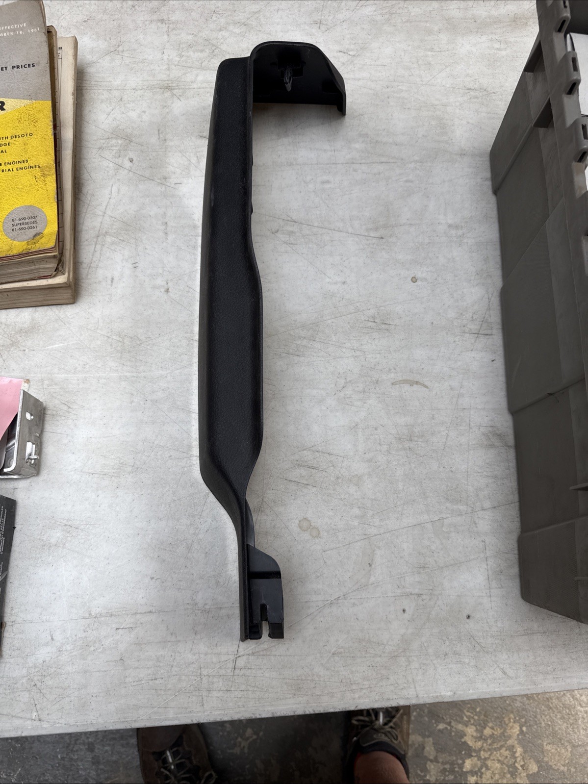 19-23 DODGE RAM 2500 3500 SEAT TRACK COVER FRONT L/H OUTBOARD MOPAR 6QJ61TX7AA