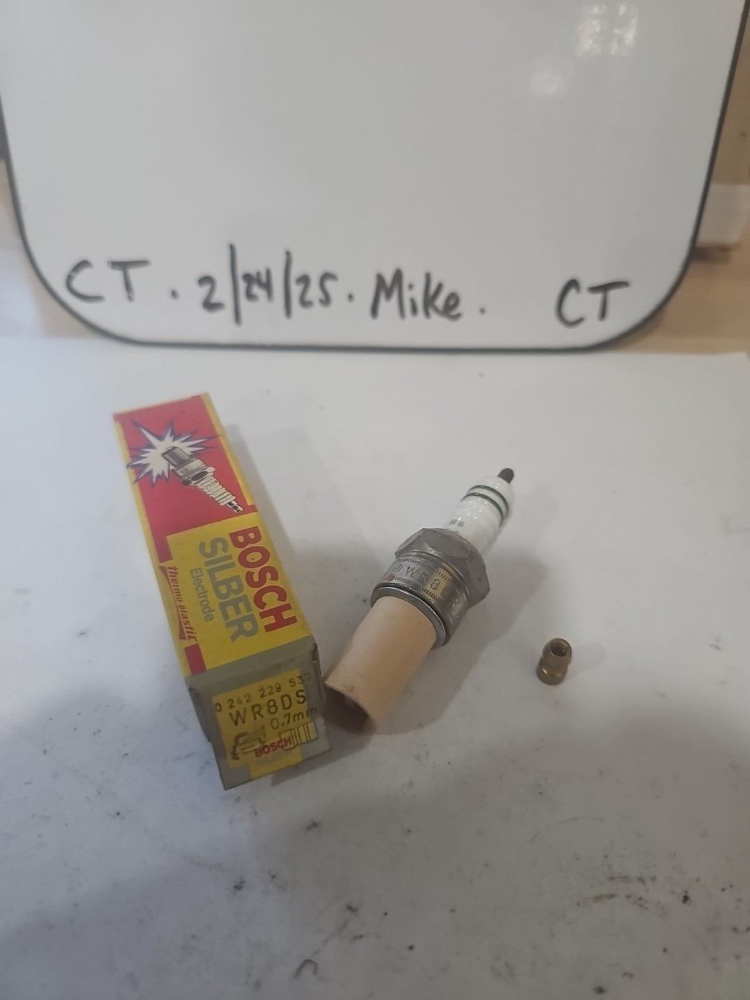 Bosch Silber Electrode Spark Plug WR8DS - For Porsche 928 & 944