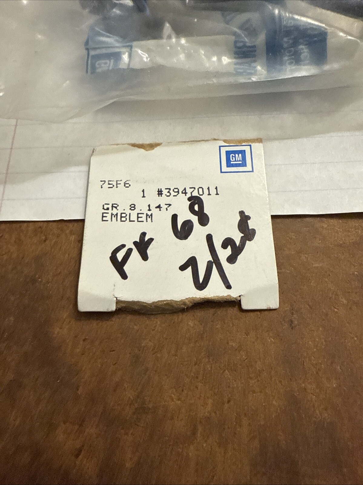 CHEVy CAMARO Z28 EMBLEM 3947011 GENUINE GM 3943255-6 1968 Open Box (1) Emblem - Image 3