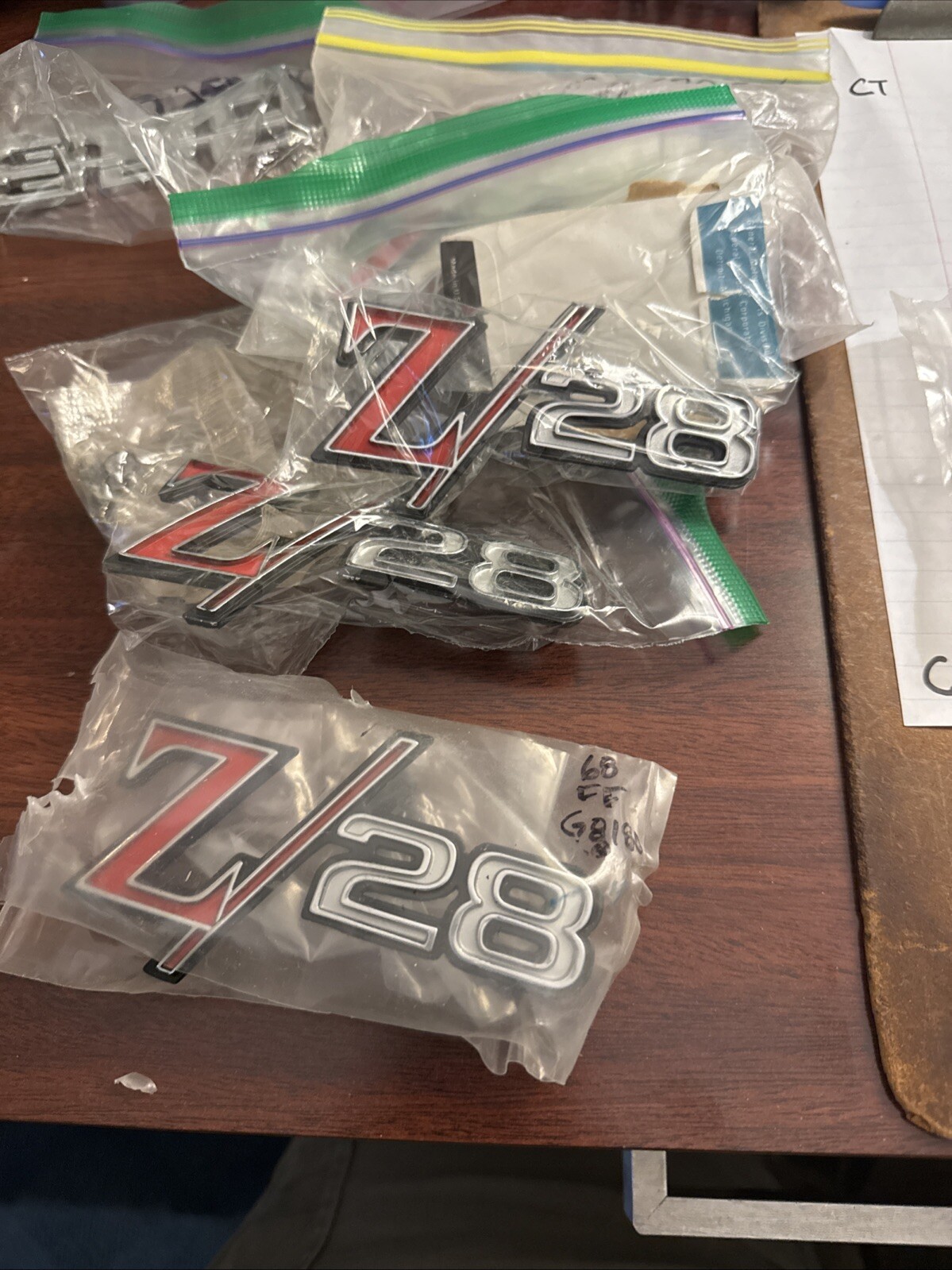 CHEVy CAMARO Z28 EMBLEM 3947011 GENUINE GM 3943255-6 1968 Open Box (1) Emblem - Image 4