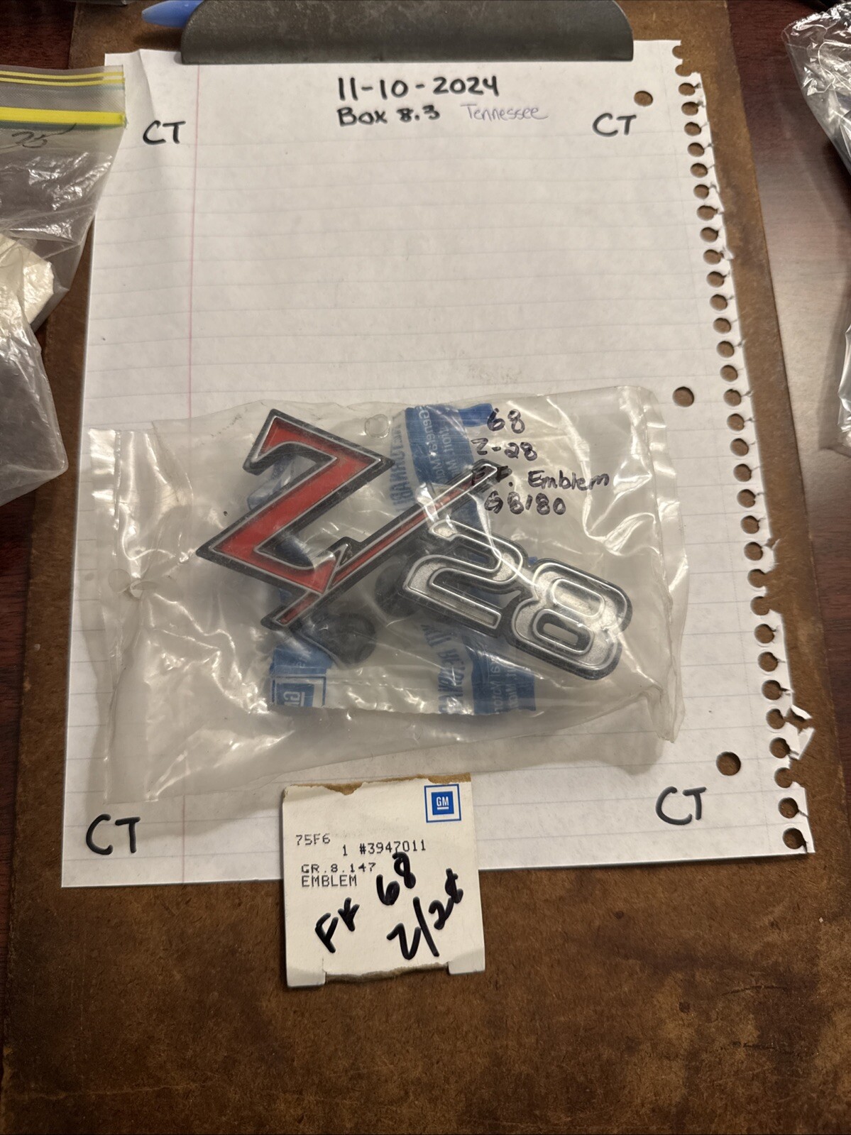 CHEVy CAMARO Z28 EMBLEM 3947011 GENUINE GM 3943255-6 1968 Open Box (1) Emblem