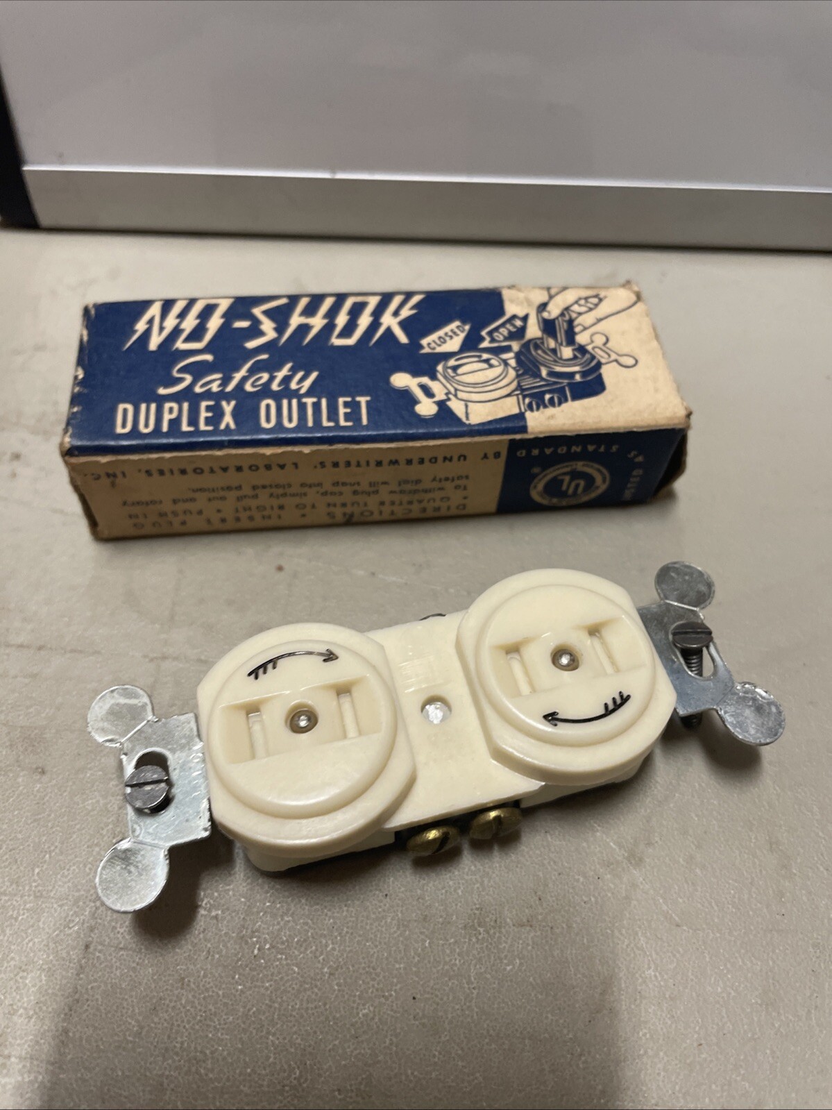 Vintage No-Shok Safety Duplex Outlet NoS - Image 3
