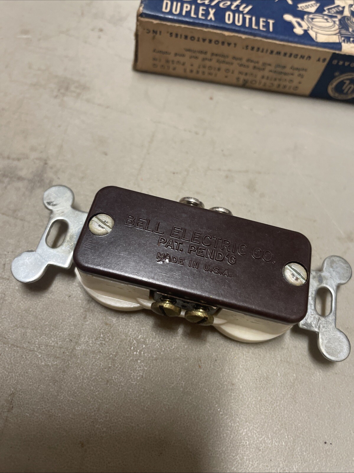 Vintage No-Shok Safety Duplex Outlet NoS - Image 4