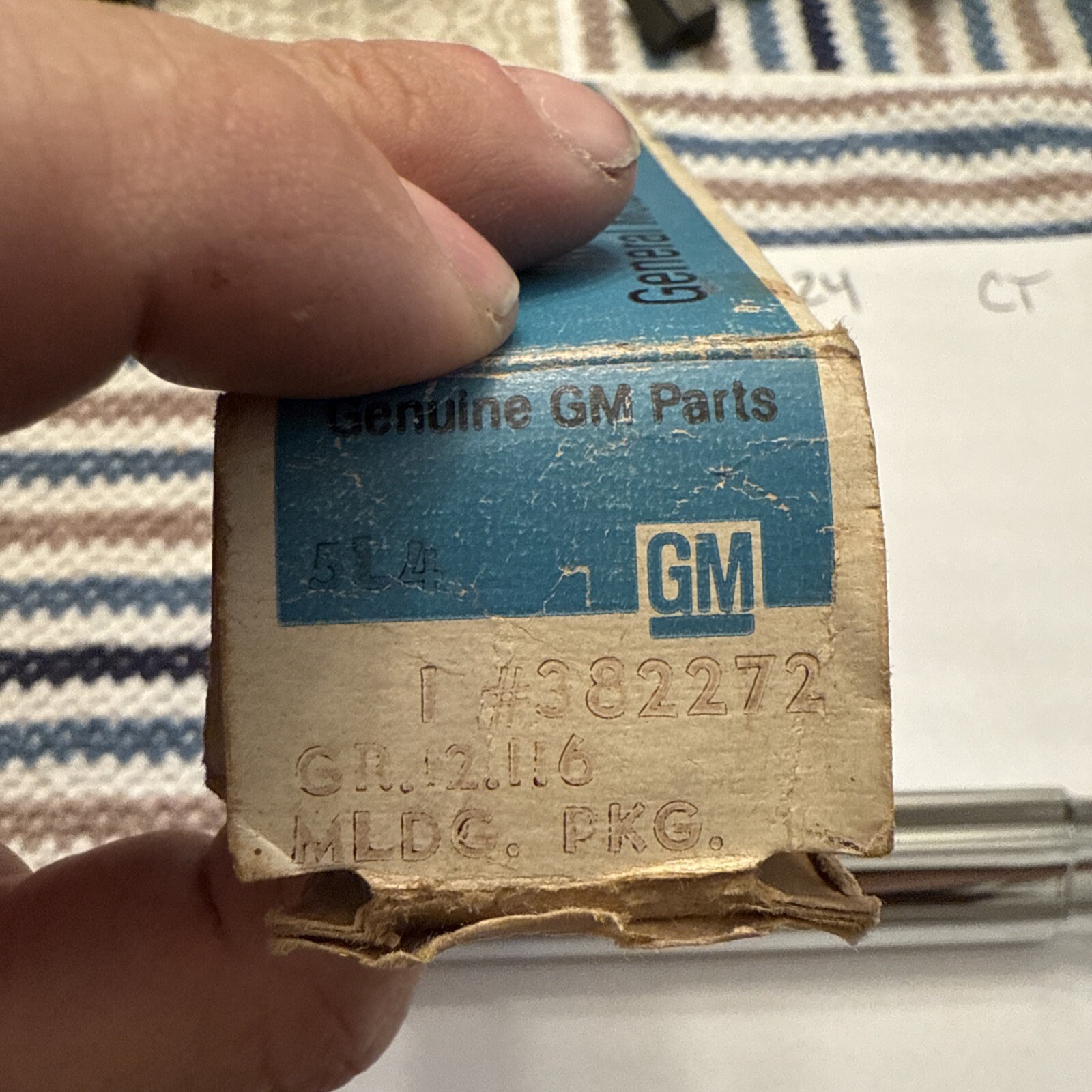 1963 Oldsmobile RH side trim molding GM 4879516 NOS - Image 4