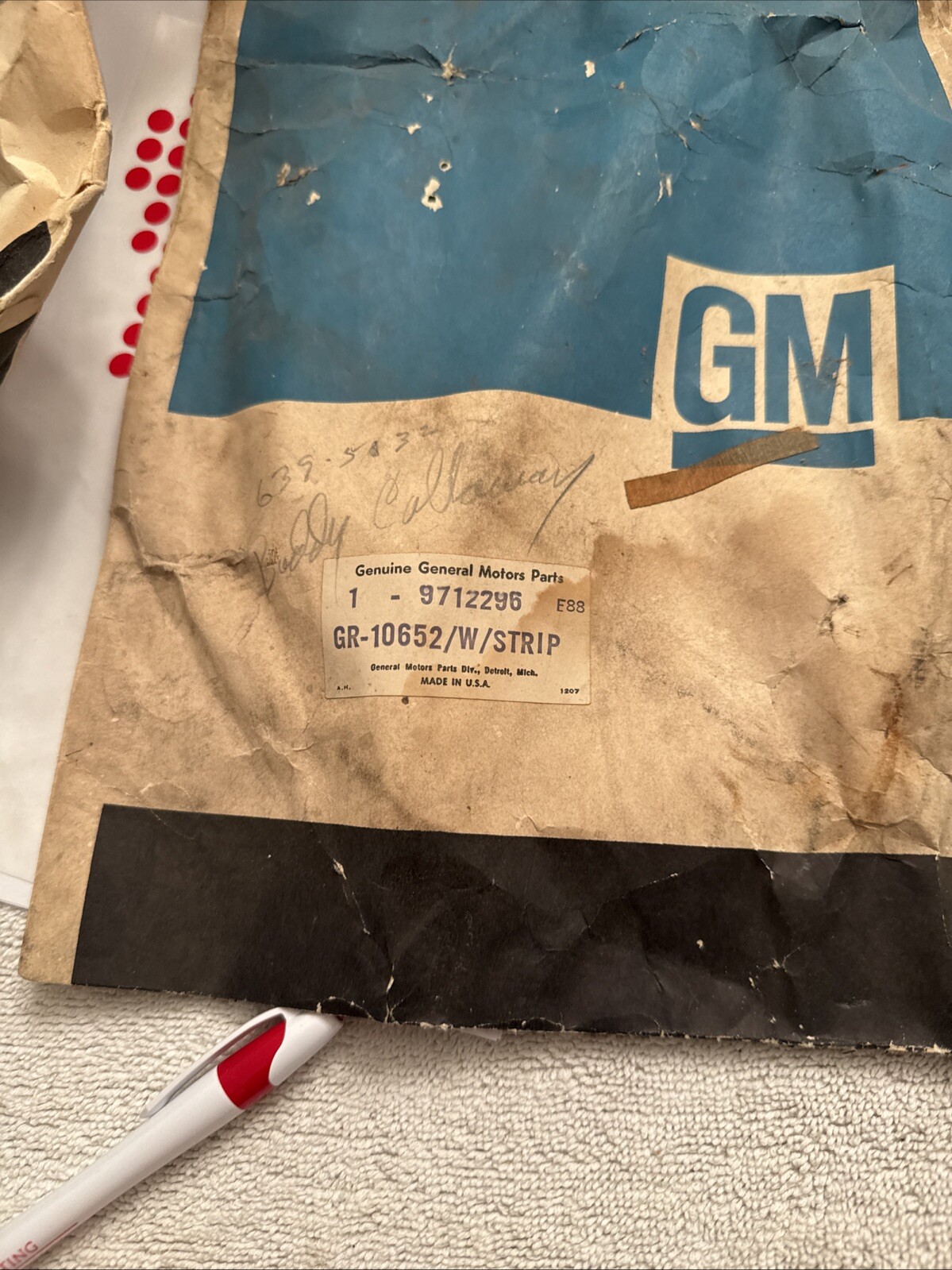 Gm Front Vendor Window Strip 9712296 - Image 3