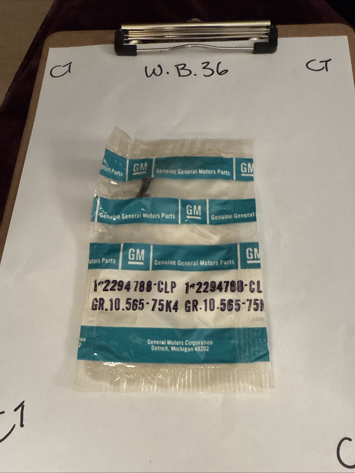 1958-1961 Chevrolet GM Tripower Linkage Clip 2294788 NOS