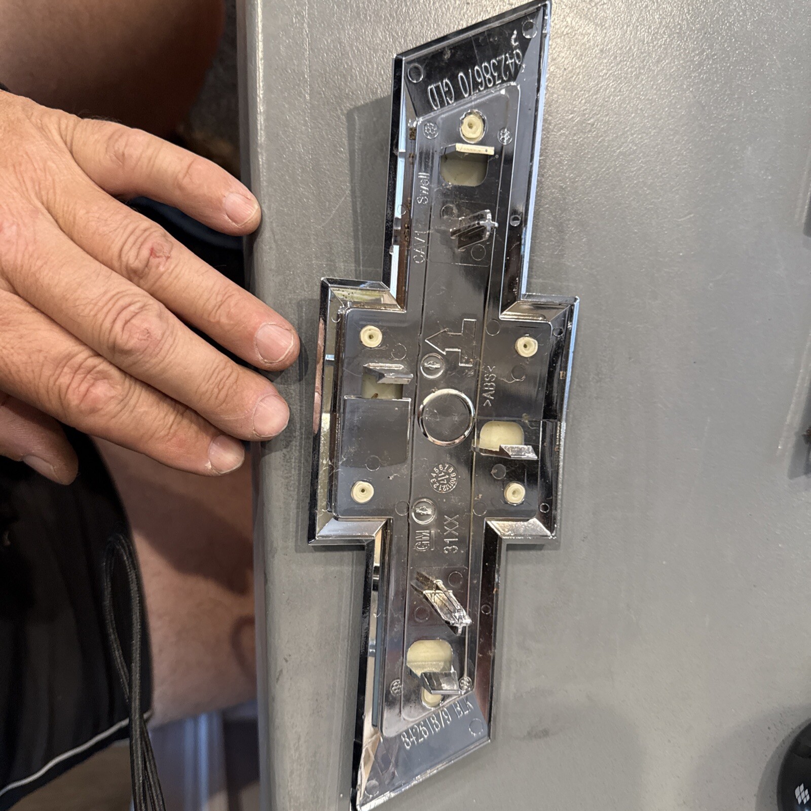 OEM 84238670 Bowtie Grill Emblem/Badge (Fits: 2015-18 Chevrolet Colorado) - Image 3