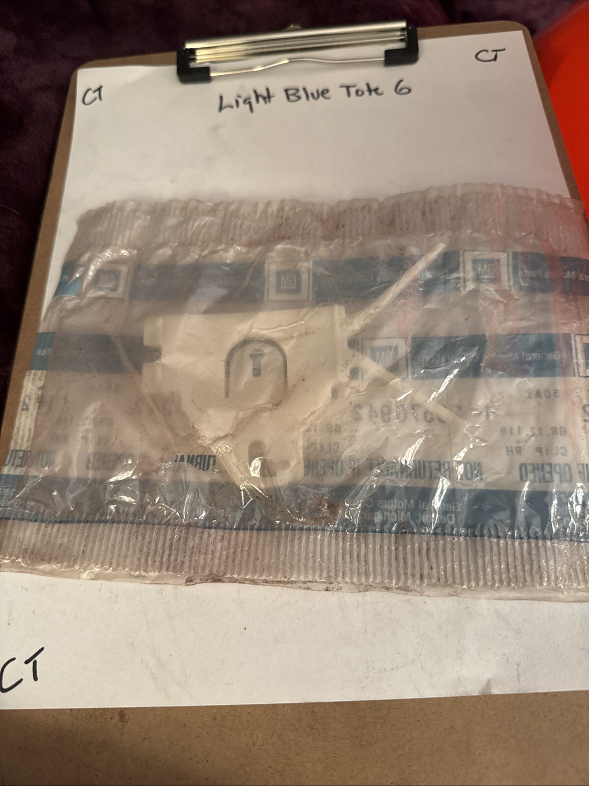 1 NOS OEM GM part# 20570942 clip RIGHT hand Oldsmobile - Image 3