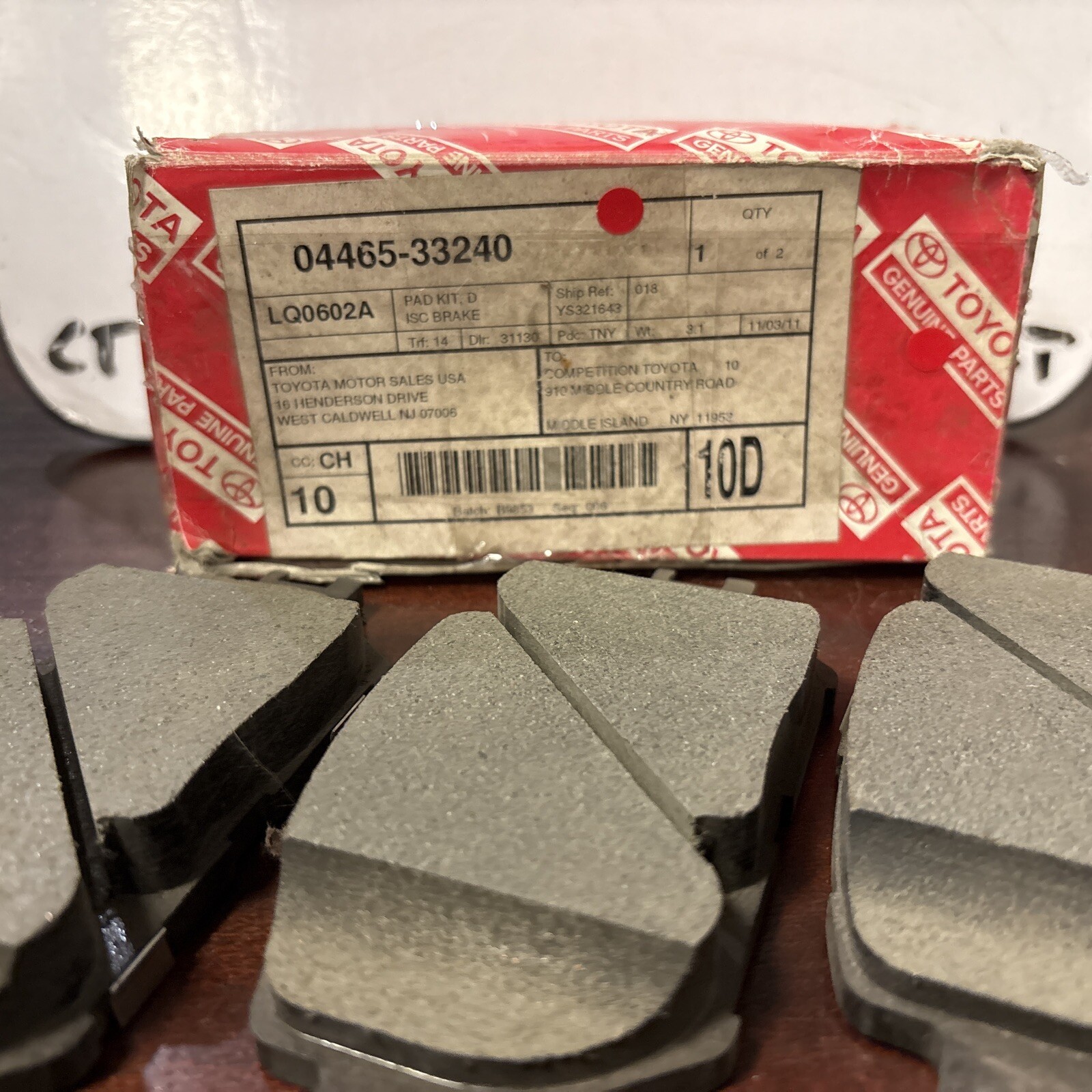 Genuine Toyota Front Pads 04465-33240 Missing One Pad - Image 3