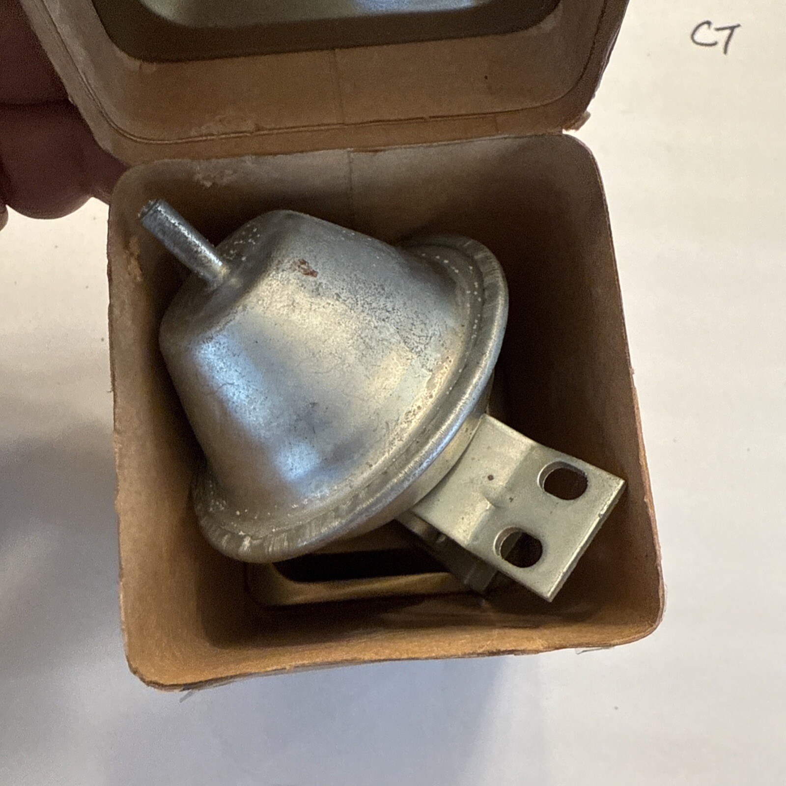 DELCO REMY F-1310 NOS DISTRIBUTOR VACUUM ADVANCE CHAMBER ORIG BOX - Image 3