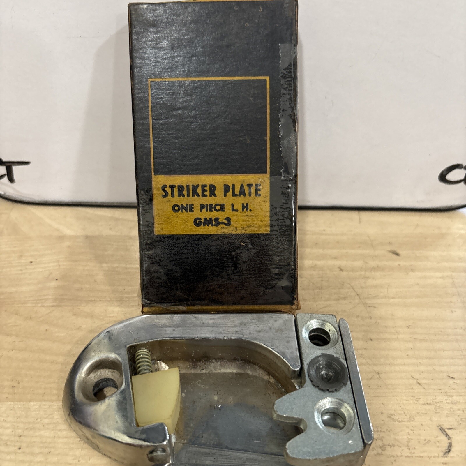 GM LH Door Lock Striker Plate NOS GM 4664963 - Image 3