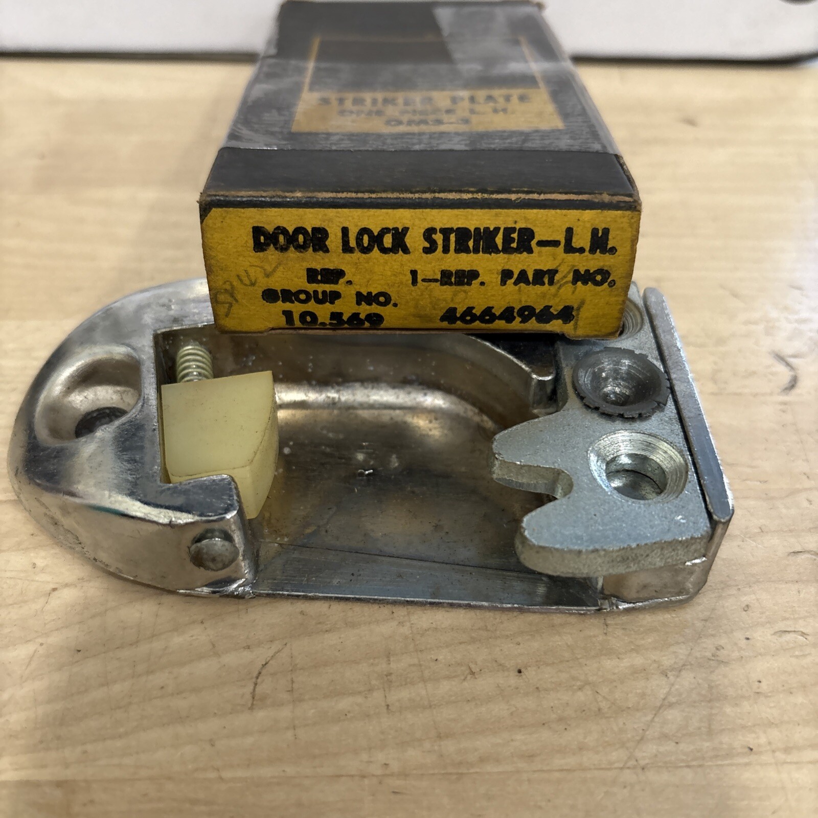 GM LH Door Lock Striker Plate NOS GM 4664963 - Image 4