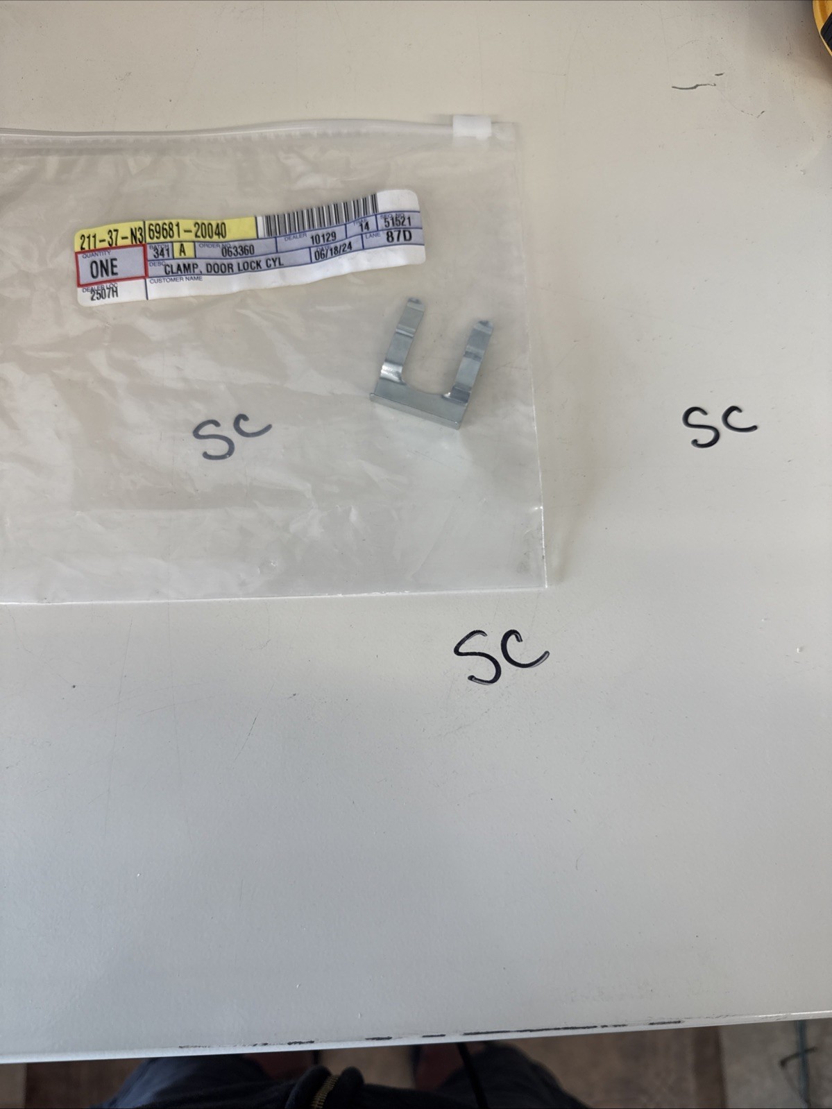 69681-20040 ORI TOYOTA LAND CRUISER CLAMP,DOOR LOCK CYLINDER & SLEEVE Price/1pcs