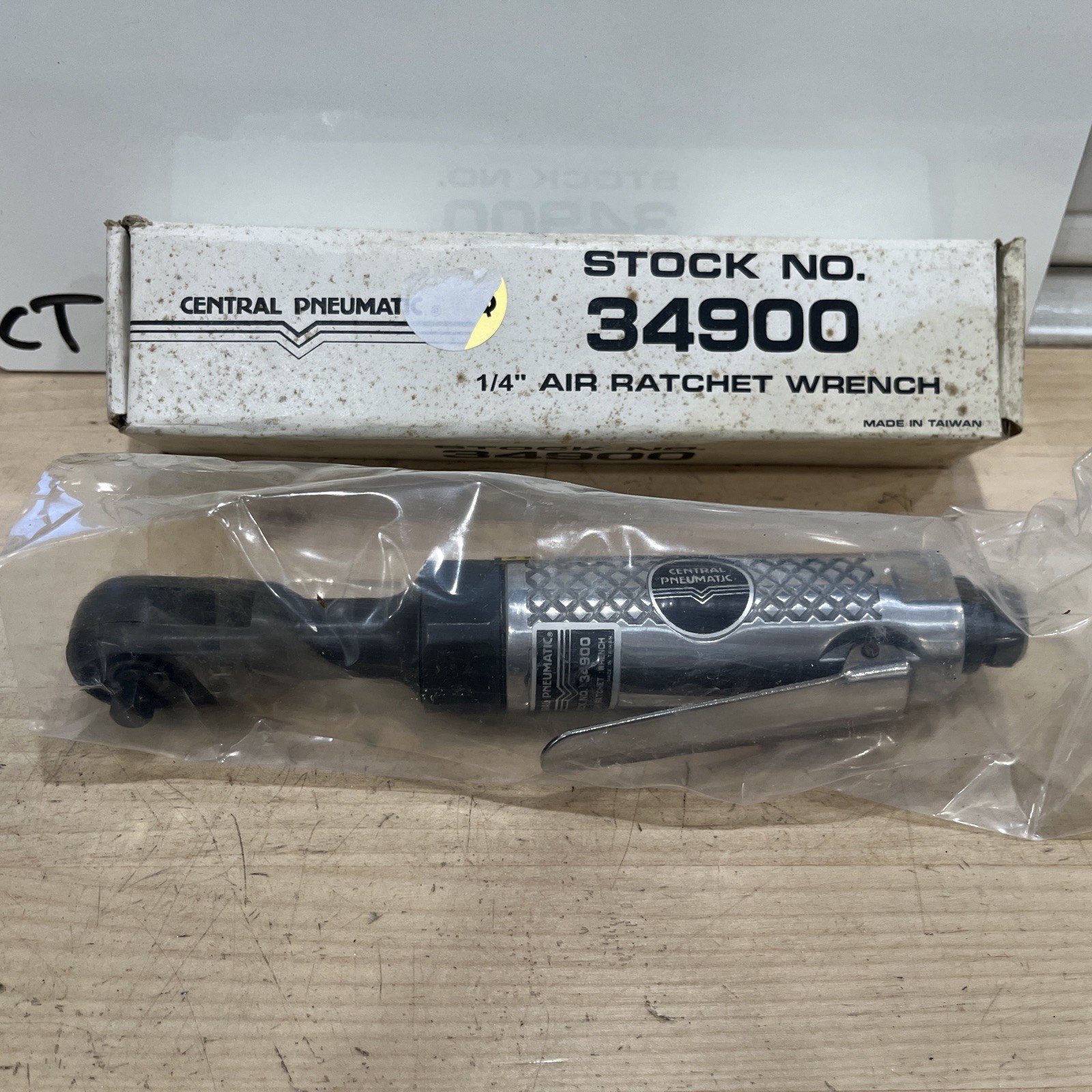 Central Pneumatic Air Ratchet Wrench 34900 - Image 3