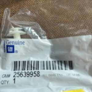 Genuine GM Retainer-Qtr Upr T/Pnl 25639958