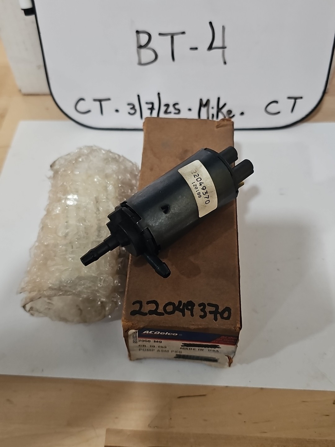 NOS GM 22049370 Winshield Washer Pump Genuine GM