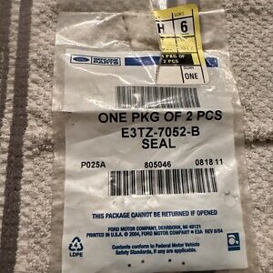 New OEM Ford E3TZ-7052-B Extension Housing Seal Qty 2 NOS