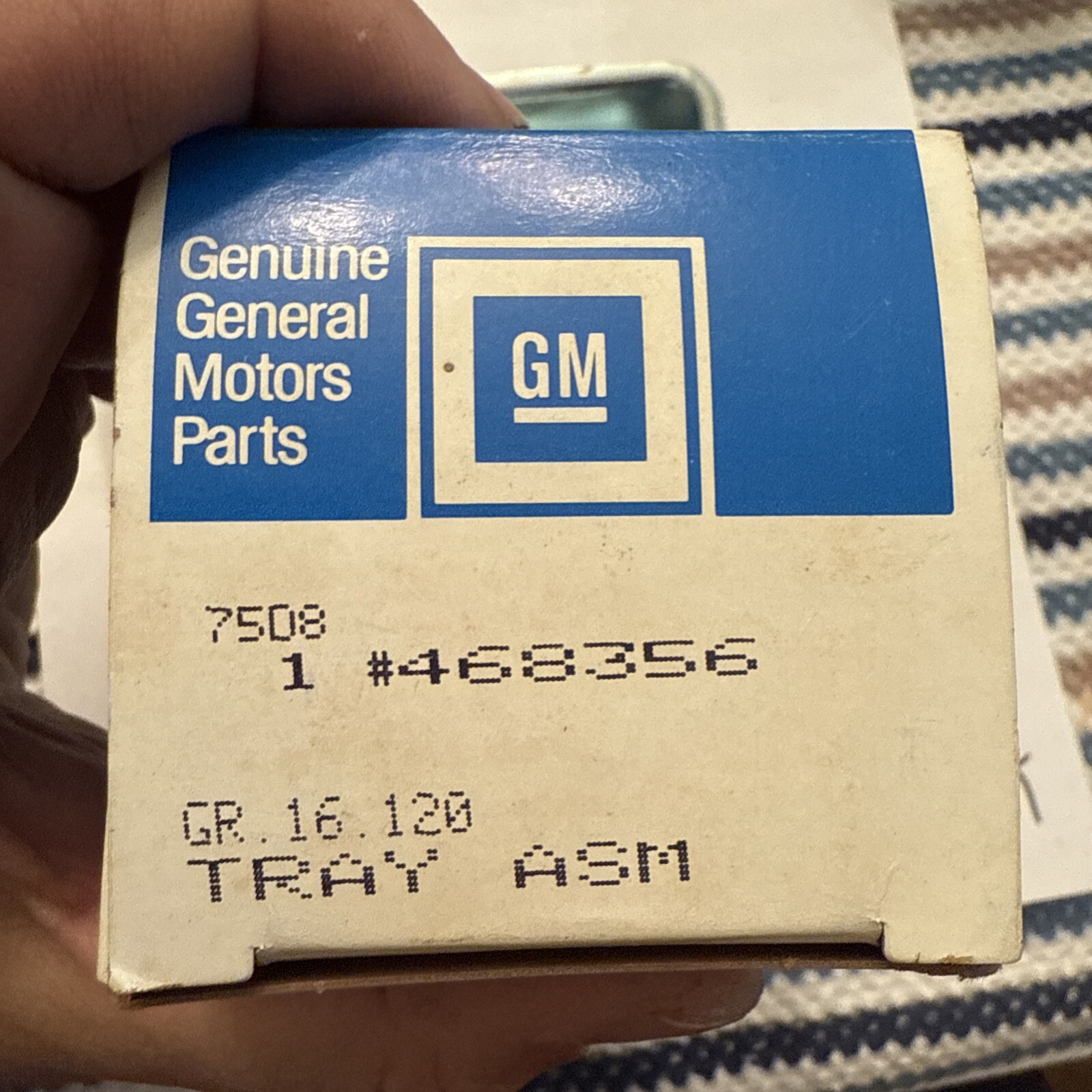 Genuine NOS GM 468356 NOS GM ORIGINAL FACTORY NEW PART Ash Tray Assembly - Image 3