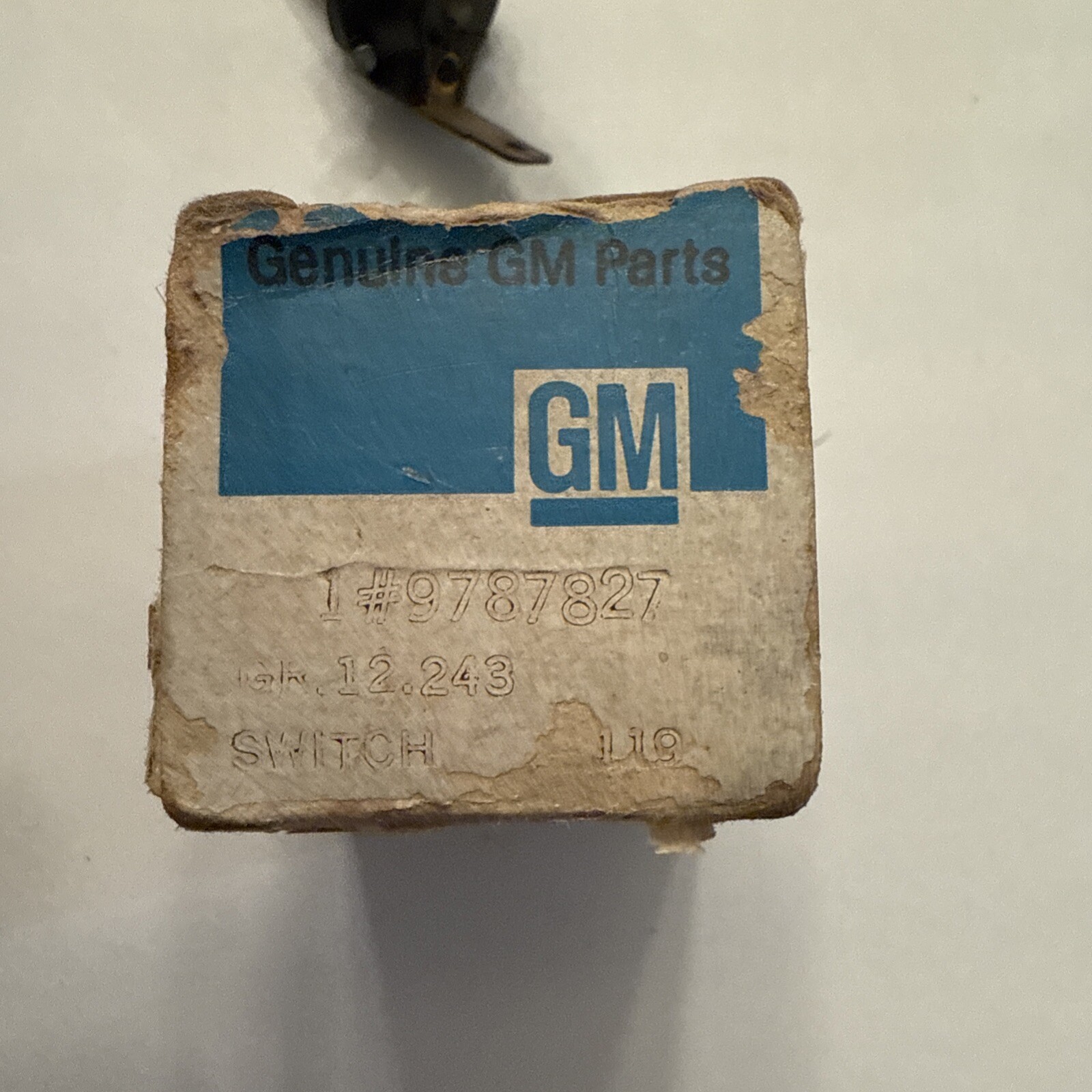 Genuine NOS GM 9787827 TRUNK RELEASE SWITCH - Image 3