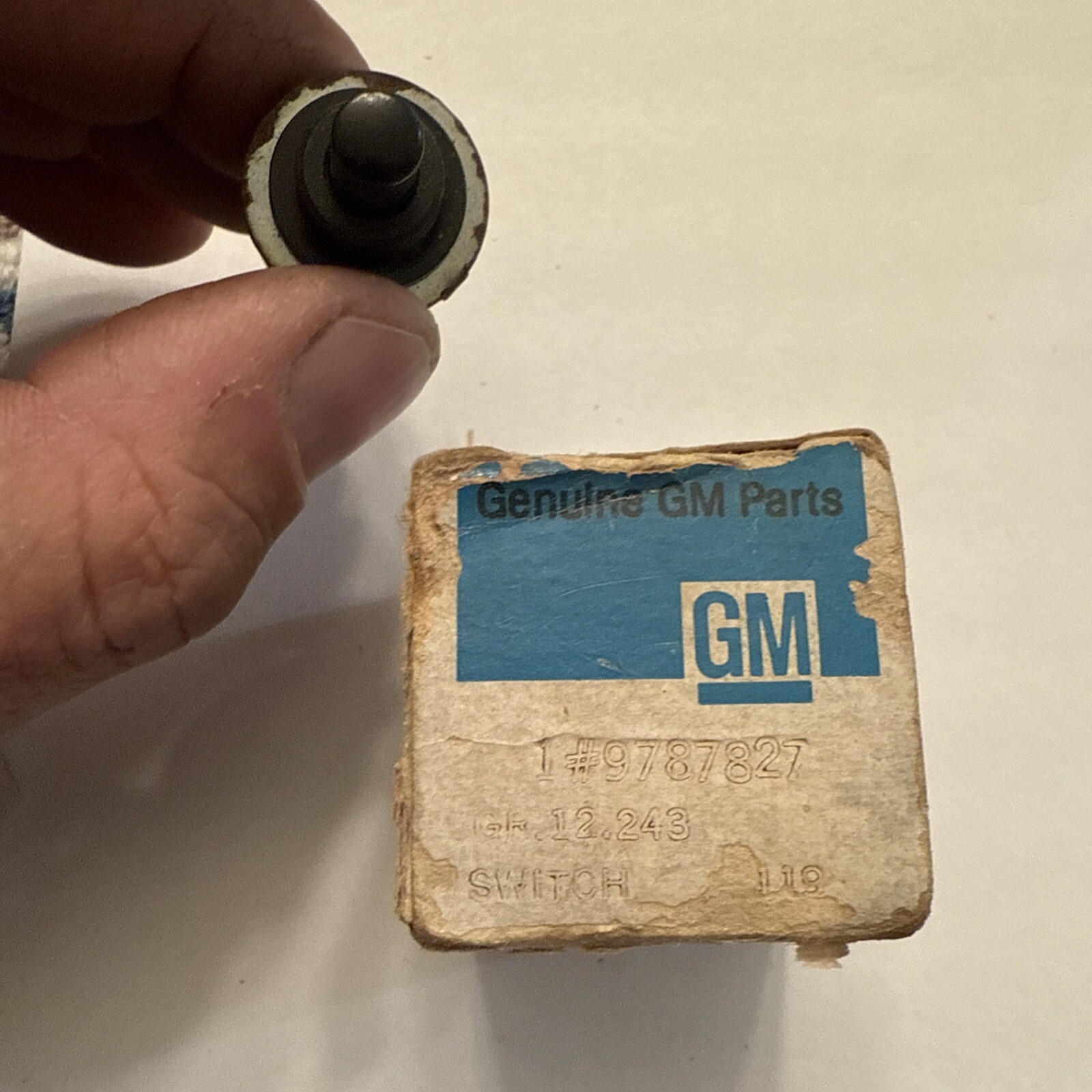 Genuine NOS GM 9787827 TRUNK RELEASE SWITCH - Image 4